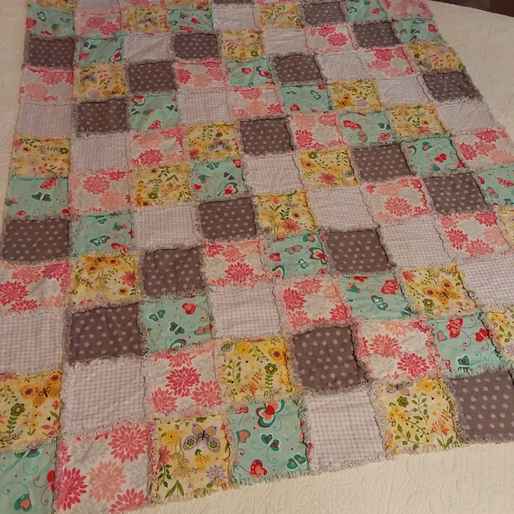 🌺 Vintage Hand Crafted Patchwork Baby Quilt